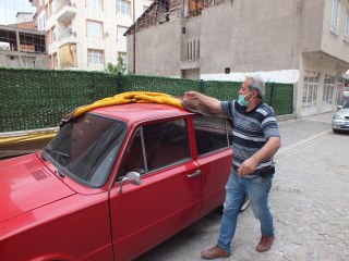 Tokat'ta vatandaşlar dolu yağışına karşı araçlarını korumaya aldı