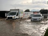 Kayseri'de sağanak yağış etkili oldu, araçlar yolda kaldı