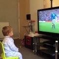 Un très jeune fan de football... adorable