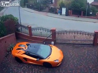 Video herunterladen: Pris en flag en train de rayer une Lamborghini avec ses clés