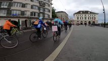 Cientos de ciclistas marchan en Zurich contra el cambio climático