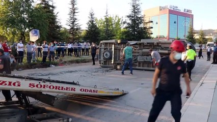 Elazığ'da 3 aracın karıştığı kazada 19 kişi yaralandı