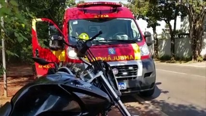 Após pneu traseiro estourar, motociclista sofre queda na Rua Cuiabá e é socorrido pelo Siate