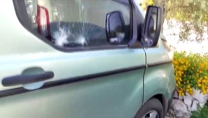 MUĞLA - Bodrum'da bir banka şubesi ile 3 zırhlı para nakil aracına taşlı saldırıda bulunuldu