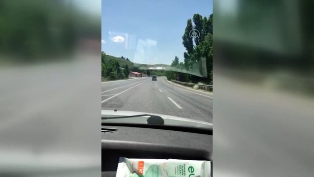 VAN - Polisin 'dur' ihtarına uymayan minibüsten 47 düzensiz göçmen çıktı