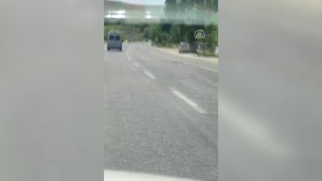 Polisin dur ihtarına uymayan minibüsten 47 düzensiz göçmen çıktı