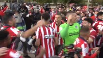 Varios jugadores del Atlético celebran con los aficionados el título en las inmediaciones del Zorrilla