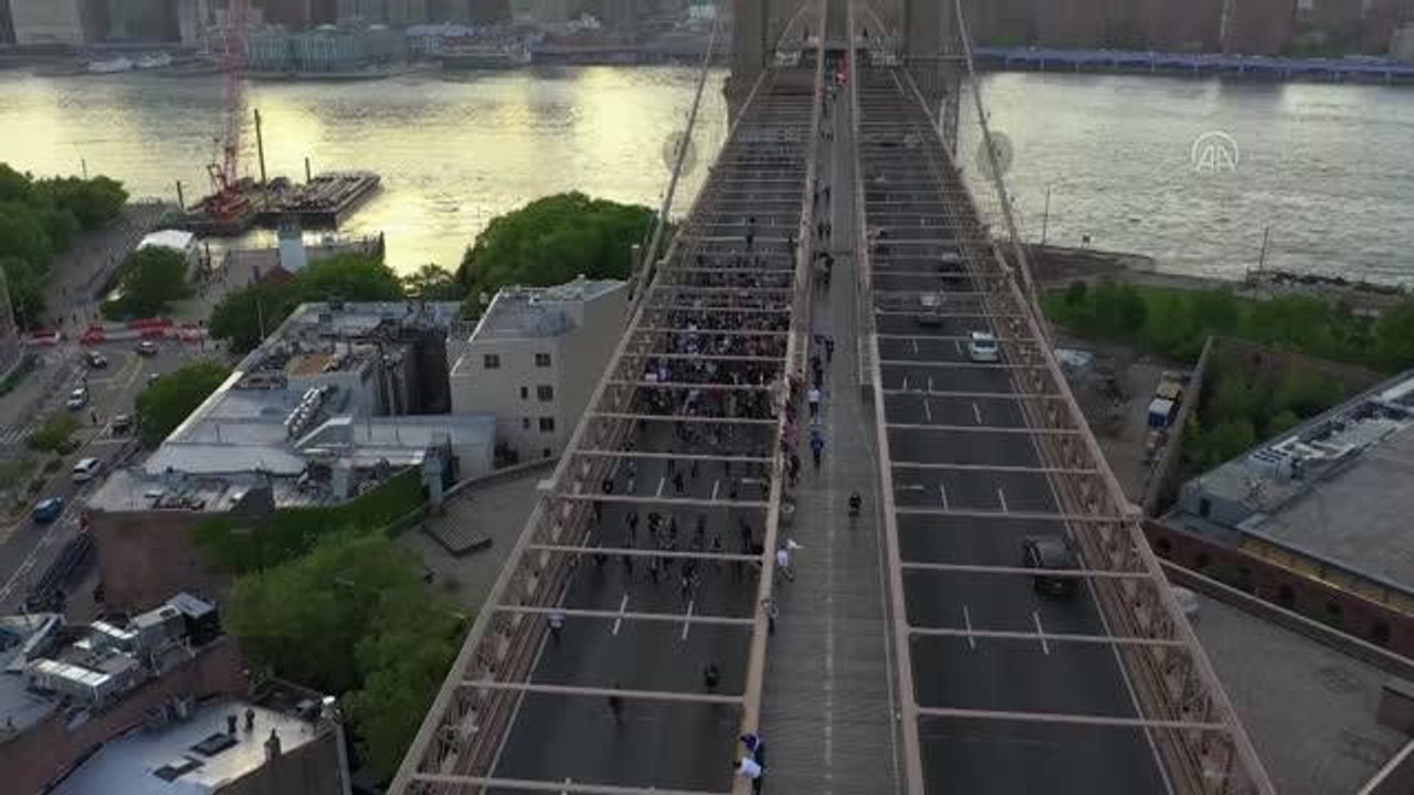 Siyahi George Floyd ölümünün birinci yılında New York'ta anıldı