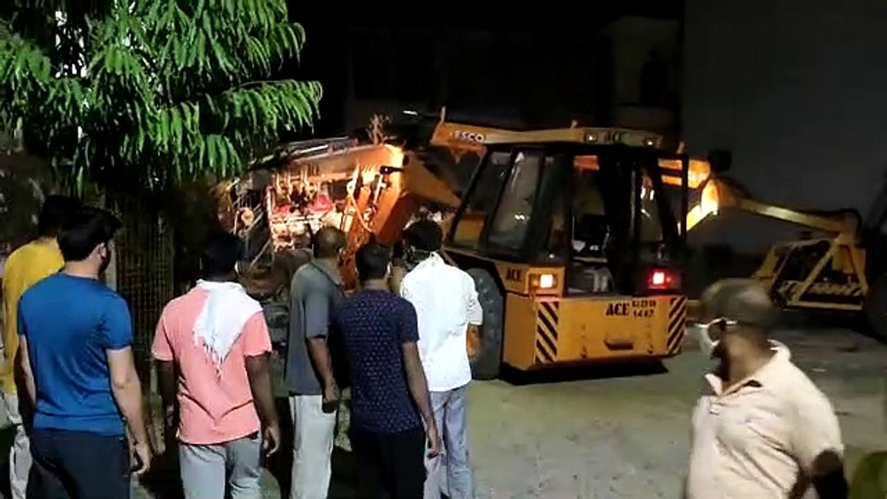 गटर की कुई में धंसा व्यक्ति, रात को चला रेस्क्य...