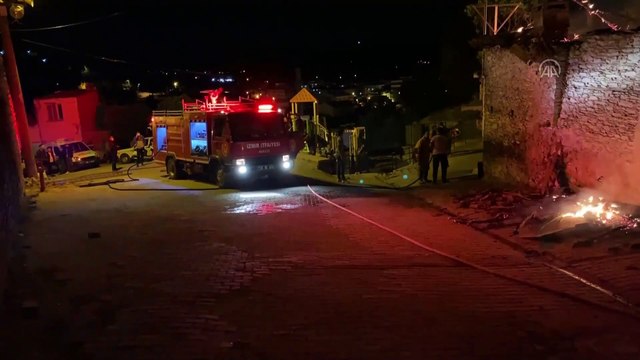 İZMİR - Tek katlı ev yangında kullanılamaz hale geldi