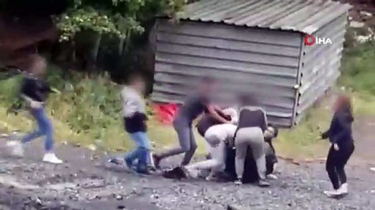 Sultangazi’de genç kızların tekme tokat kavgası kamerada