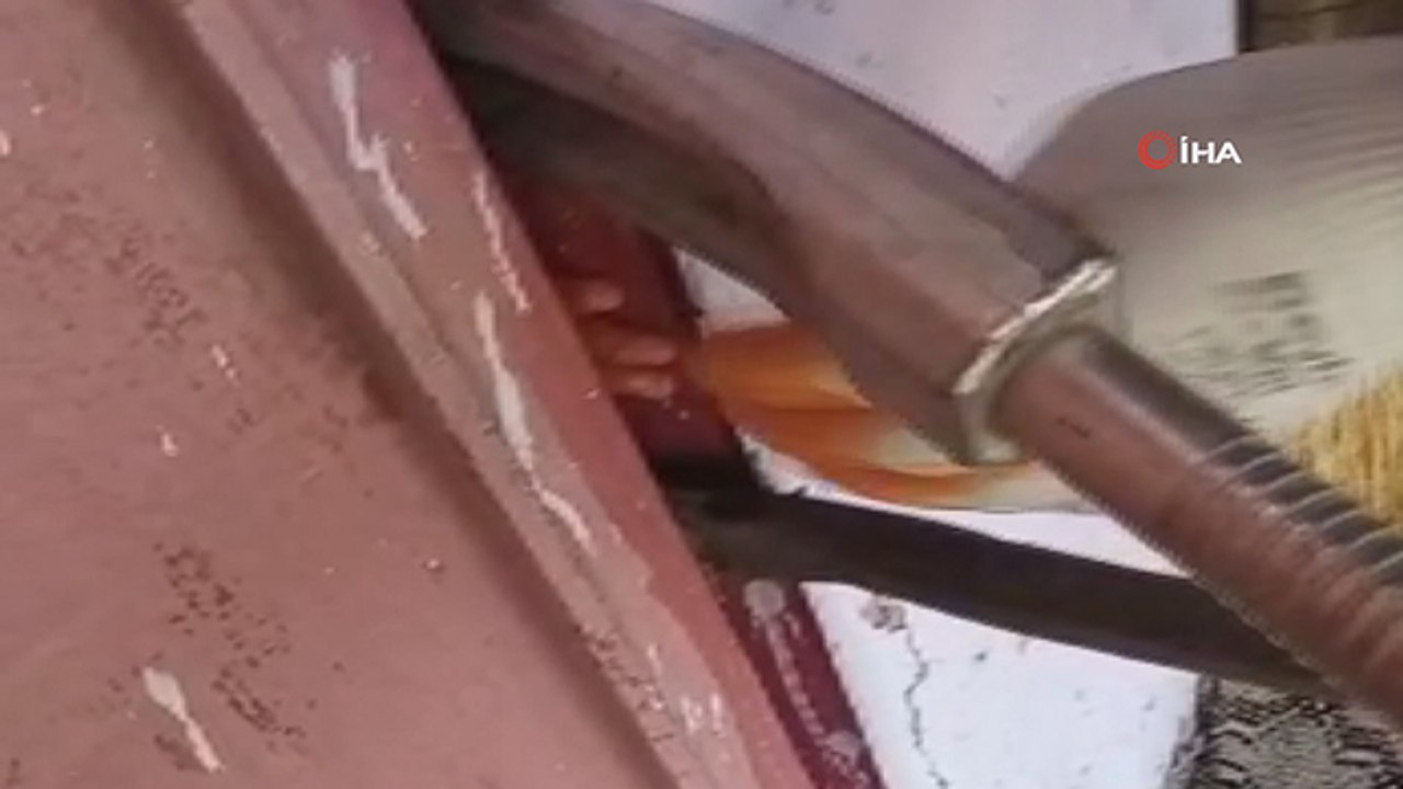 Eli kapı arasında sıkışan minik kızı itfaiye ekipleri kurtardı