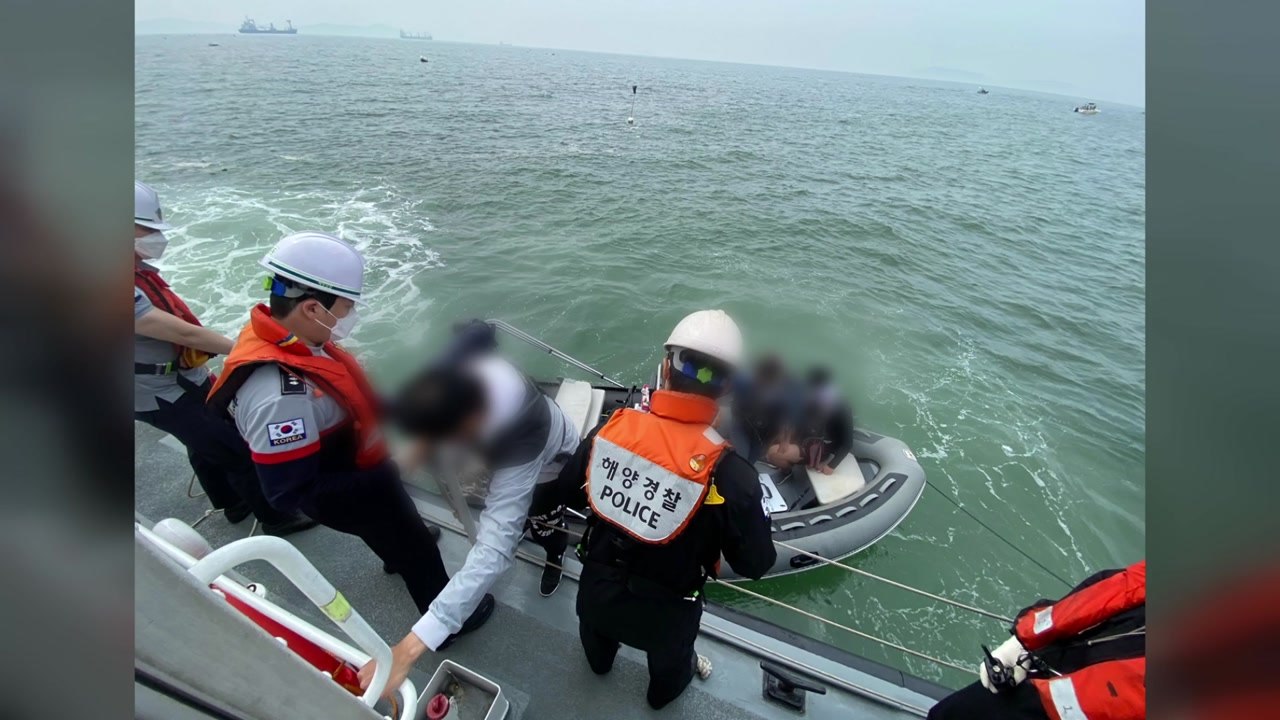 인천 앞바다 레저 보트 3척 연달아 표류...6명 구조 / YTN