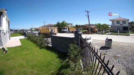 Üşengeçliği fenomen yaptı...Çöpü atmak için dolaşmadı, uzaktan çöp kovasına tam isabetle attı