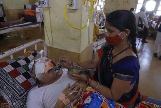 Koronanın pençesindeki Hindistan'da yeni hastalık! Doktorlar binlerce hastanın gözlerini oydu