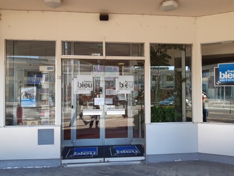 Visite de France Bleu Pays d’Auvergne - 01 L'accueil - la chargée d'accueil