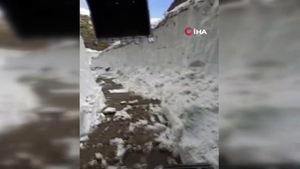 Kar kalınlığının 4 metreyi bulduğu yayla yolu açıldı