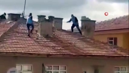 Evin çatısında 3 saat boyunca mahsur kalan köpek kurtarıldı