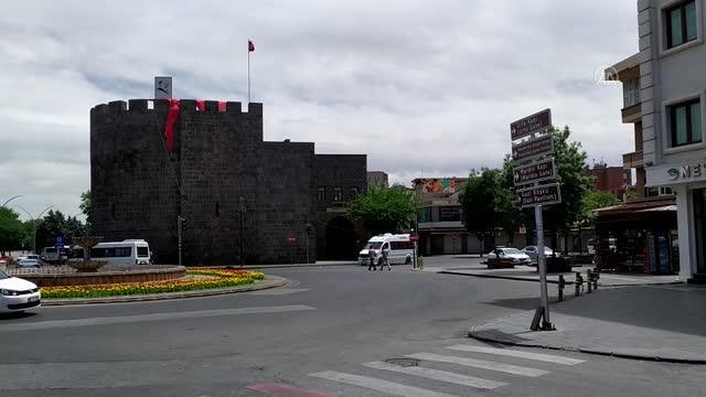 DİYARBAKIR - Kademeli normalleşme döneminin ilk hafta sonu kısıtlamasında sessizlik hakim