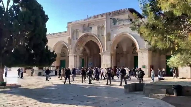 KUDÜS - Onlarca Yahudi yerleşimci, 3 hafta aradan sonra İsrail polisi eşliğinde Mescid-i Aksa'ya baskın düzenledi