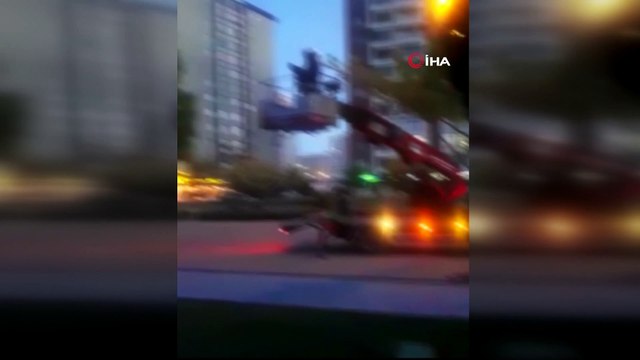 İtfaiye yuvadan düşen saksağan yavrusu için seferber oldu