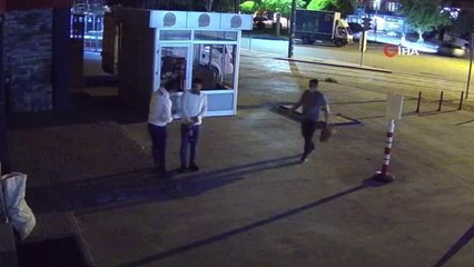 Yoldan geçenlerin sigarasını yaktı, elektrikli motosikleti çaldı...O anlar kamerada