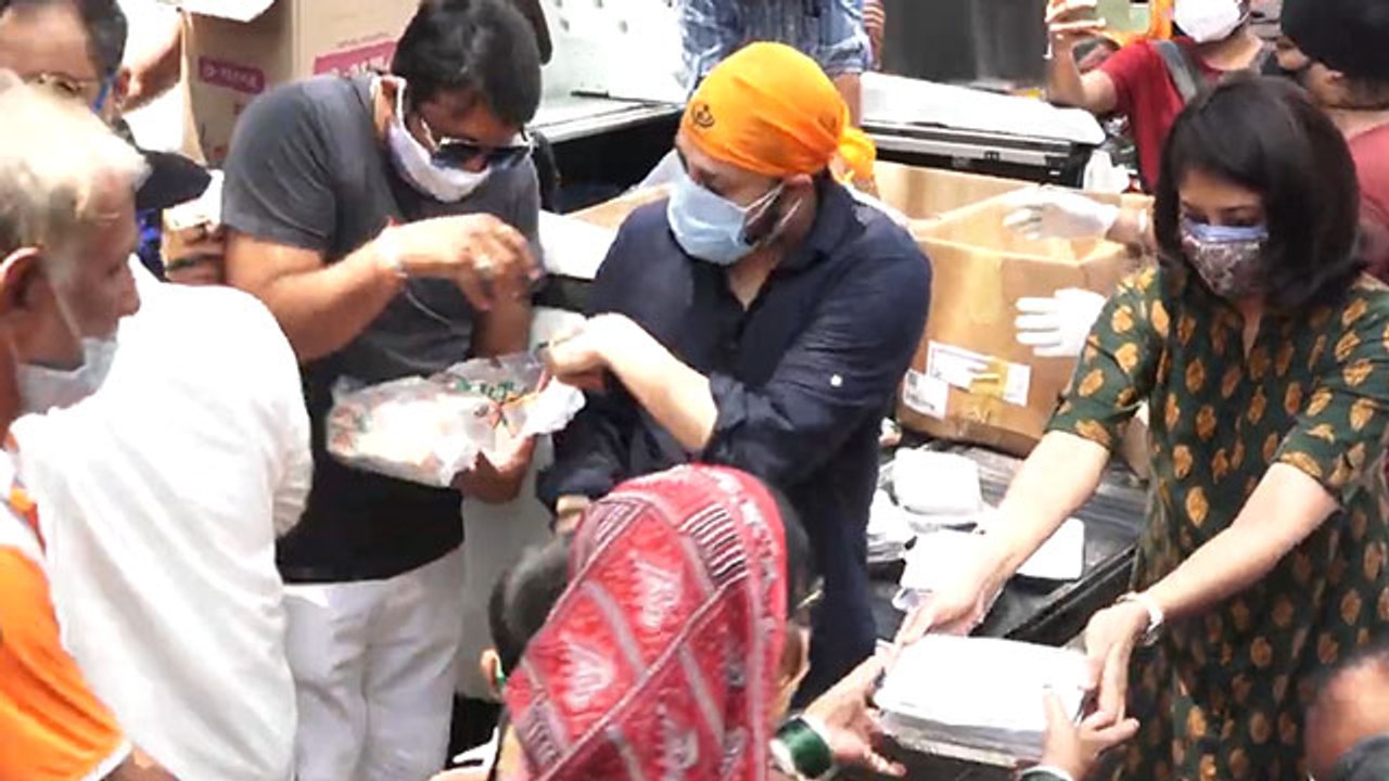 Vindu Dara Singh और Mika Singh बने रियल हीरो और गरीबों में बांटा खाना: Watch video | FilmiBeat