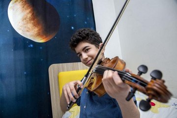 Biyonik kulaklı Ata'nın en büyük hayali Cumhurbaşkanı Erdoğan'a keman çalabilmek