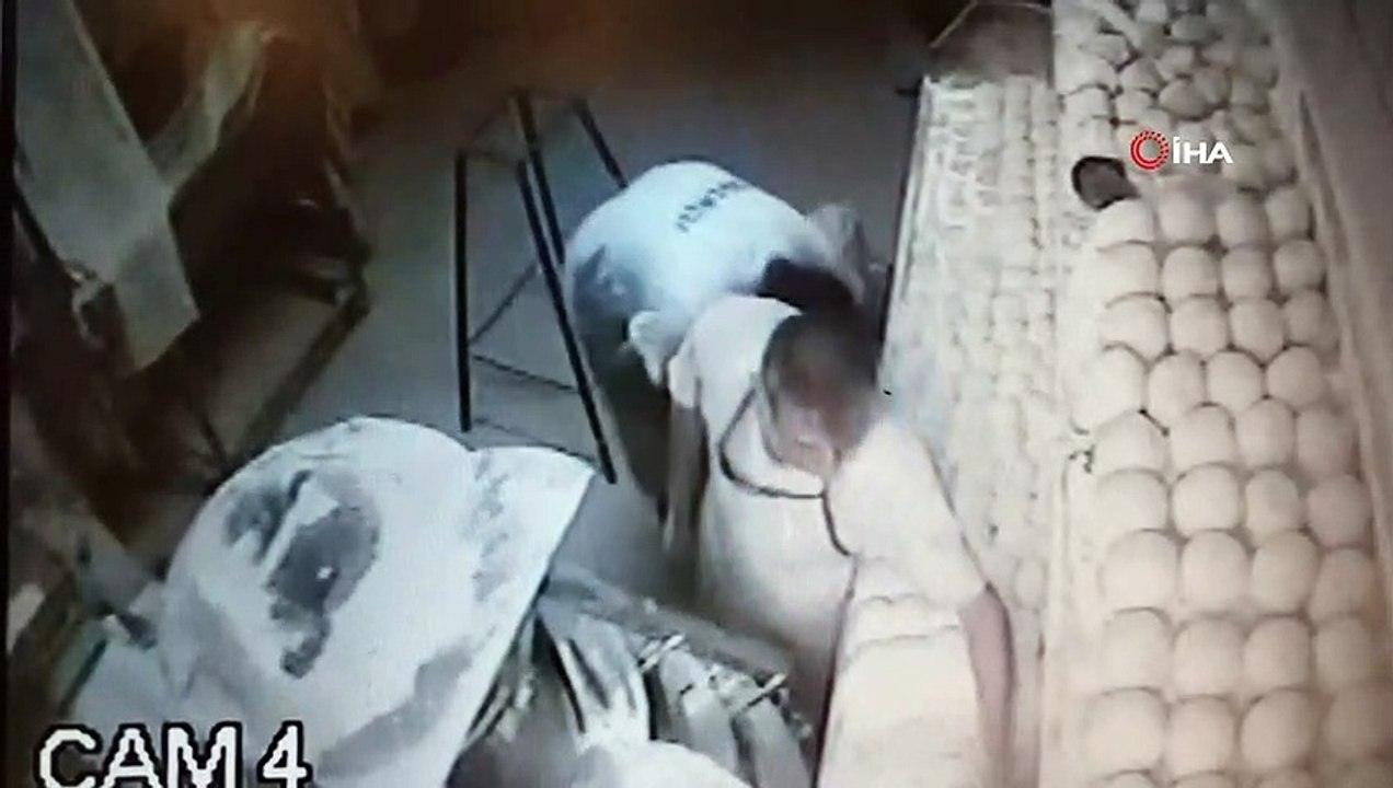 Hamur kesme makinasına elini böyle kaptırdı