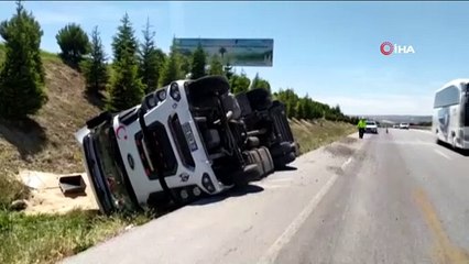 Tavuk yemi yüklü tır devrildi, sürücü kazayı hafif sıyırıklarla atlattı