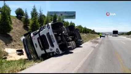 Son dakika haberi: Tavuk yemi yüklü tır devrildi, sürücü kazayı hafif sıyırıklarla atlattı