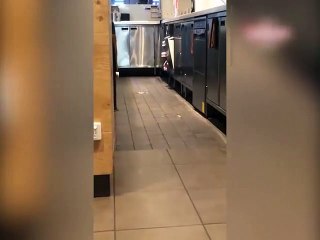 Dünyaca ünlü fast food restoranından skandal görüntüler!