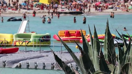 شواطئ آيا نابا مكتظة من جديد بعد أن فتحت قبرص حدودها أمام السياح