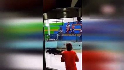 Kolunu kapan timsahtan bakın nasıl kurtuldu!