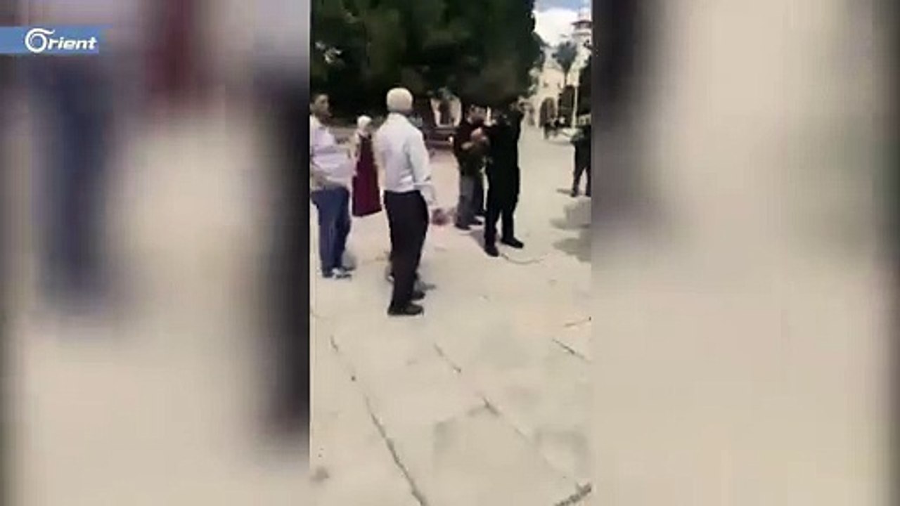 سيدات فلسطينيات يمنعن الشرطة الإسرائيلية من اقتحام المسجد الأقصى