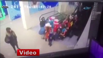 Yürüyen merdivenlerde korkunç kaza!