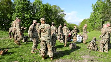 Video herunterladen: US Military News • U.S. Army  407th Soldiers Ruck the Marsjmerket Challenge - May 15 2021