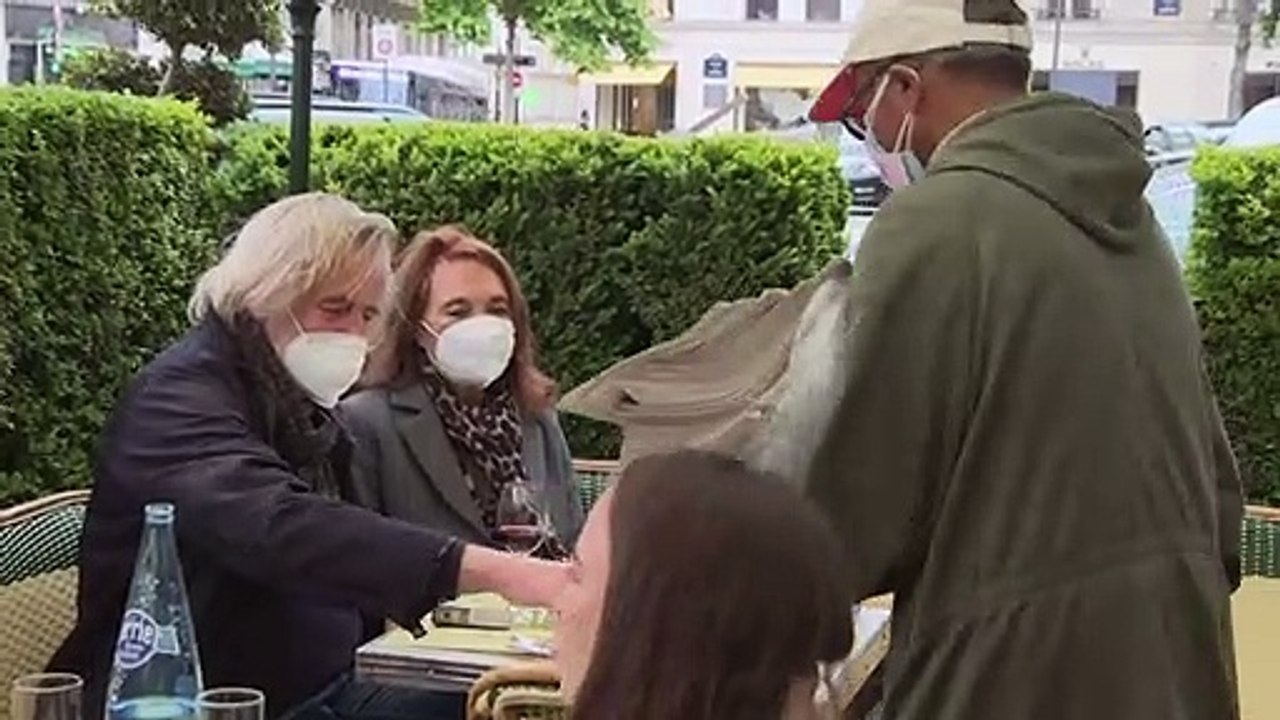 Ali Akbar, vendeur de journaux à la criée et star du quartier latin à Paris