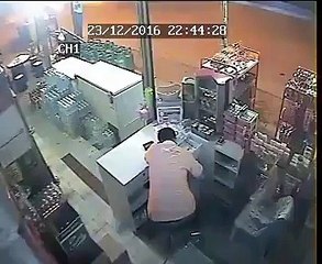 Otomobil markete uçtu!