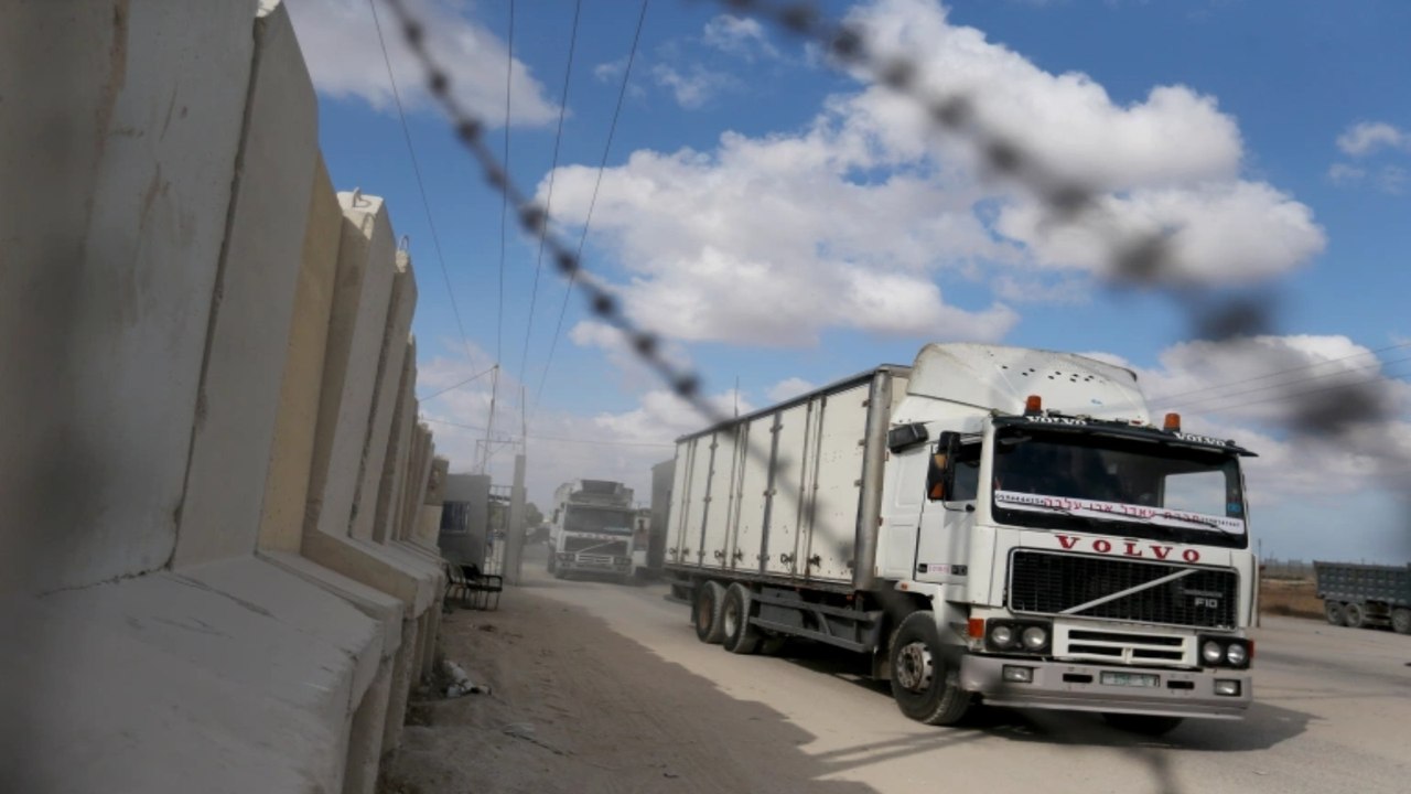 Israel closes both border crossings with Gaza