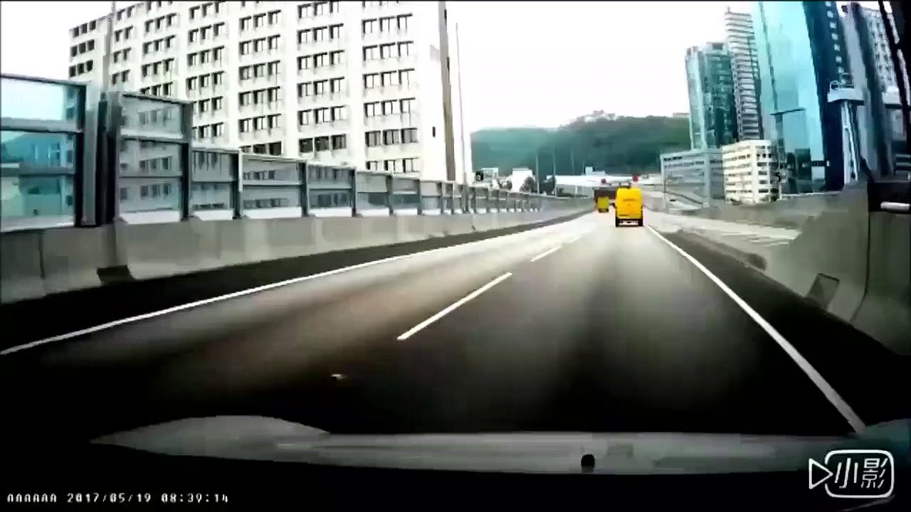 Ce conducteur se fait doubler par une voiture sur 2 roues... Dingue