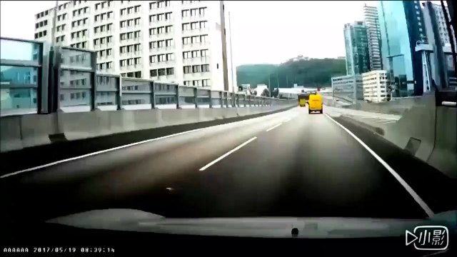 Ce conducteur se fait doubler par une voiture sur 2 roues... Dingue