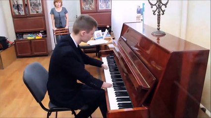Un adolescent sans main joue du piano comme un dieu