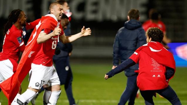 Burak Yılmaz, Zeki Çelik ve Yusuf Yazıcı'nın formasını giydiği Lille, Fransa Ligue 1'de şampiyon oldu