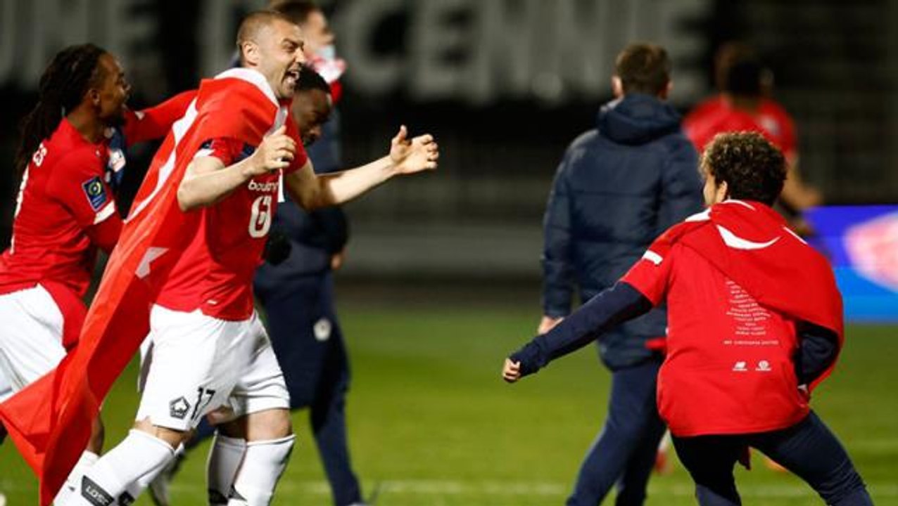 Burak Yılmaz, Zeki Çelik ve Yusuf Yazıcı'nın formasını giydiği Lille, Fransa Ligue 1'de şampiyon oldu