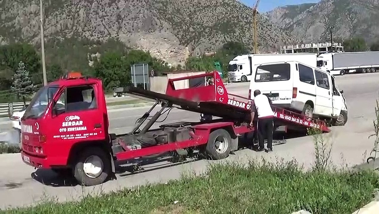 Motosiklet minibüse çarptı, kaza anı görüntülere yansıdı