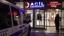 VAN - Trafik kazasında yaralanan kişi, 4 sağlık çalışanıyla bir polisi darbetti