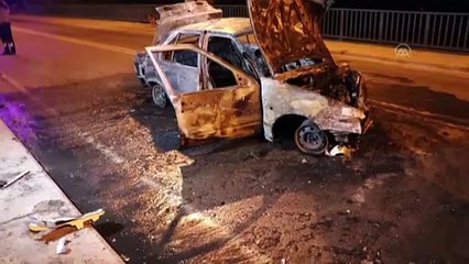 ADANA - Köprü korkuluğuna çarpan otomobilde yangın çıktı: 2 yaralı