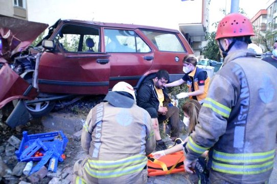 Aşırı hız yapan sürücü direksiyon hakimiyetini kaybedip trafik ışığına çarptı