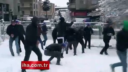 Vatandaşlar çevik kuvvete saldırdı! Ama bakın nasıl...